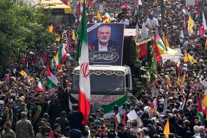 Đoàn người đi theo xe chở thi hài thủ lĩnh Hamas Ismail Haniyeh ở Tehran – Iran ngày 1-8. Ảnh: CNN Đoàn người đi theo xe chở thi hài thủ lĩnh Hamas Ismail Haniyeh ở Tehran – Iran ngày 1-8. Ảnh: CNN