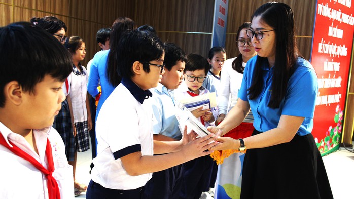 Bà Lê Thị Lệ Huyền, Phó Chủ tịch Công đoàn các KCX-CN TP HCM, trao Học bổng CEP cho học sinh khó khăn trên địa bàn TP Thủ Đức Ảnh: MỸ HẠ Bà Lê Thị Lệ Huyền, Phó Chủ tịch Công đoàn các KCX-CN TP HCM, trao Học bổng CEP cho học sinh khó khăn trên địa bàn TP Thủ Đức Ảnh: MỸ HẠ