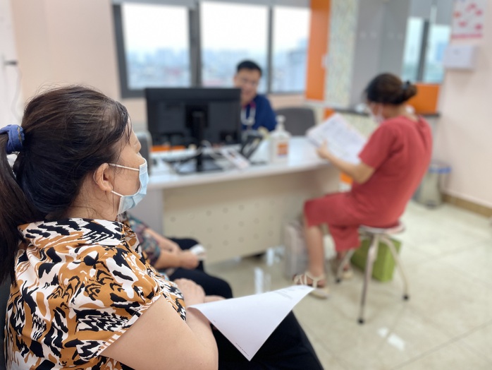Buổi tối khám bệnh đầu tiên tại Bệnh viện Bạch Mai- Ảnh 5. Buổi tối khám bệnh đầu tiên tại Bệnh viện Bạch Mai- Ảnh 5.