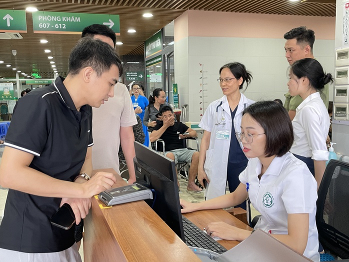 Buổi tối khám bệnh đầu tiên tại Bệnh viện Bạch Mai- Ảnh 1. Buổi tối khám bệnh đầu tiên tại Bệnh viện Bạch Mai- Ảnh 1.