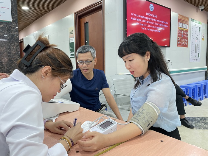 Buổi tối khám bệnh đầu tiên tại Bệnh viện Bạch Mai- Ảnh 3. Buổi tối khám bệnh đầu tiên tại Bệnh viện Bạch Mai- Ảnh 3.
