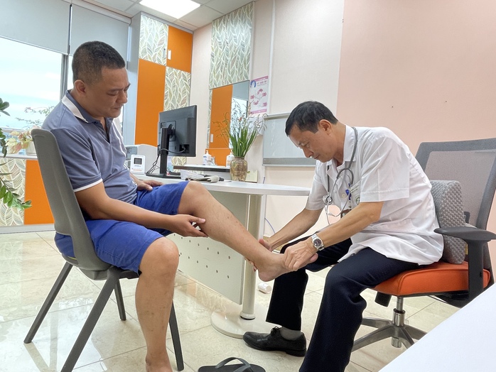 Buổi tối khám bệnh đầu tiên tại Bệnh viện Bạch Mai- Ảnh 2. Buổi tối khám bệnh đầu tiên tại Bệnh viện Bạch Mai- Ảnh 2.