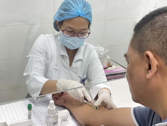 Buổi tối khám bệnh đầu tiên tại Bệnh viện Bạch Mai- Ảnh 4. Buổi tối khám bệnh đầu tiên tại Bệnh viện Bạch Mai- Ảnh 4.
