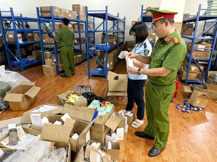 Phát hiện một kho mỹ phẩm nước ngoài nhập lậu- Ảnh 1. Phát hiện một kho mỹ phẩm nước ngoài nhập lậu- Ảnh 1.