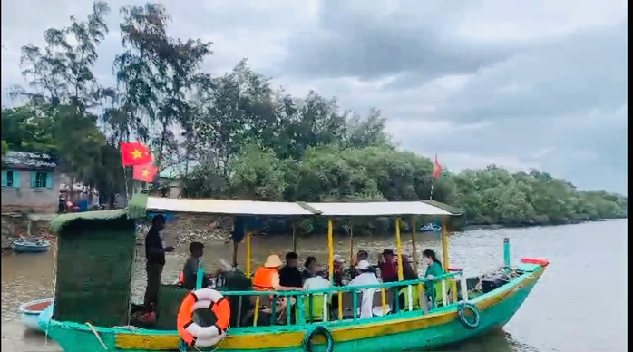 Du lịch "chui" bằng tàu cá trên sông Cà Ty- Ảnh 1. Du lịch "chui" bằng tàu cá trên sông Cà Ty- Ảnh 1.