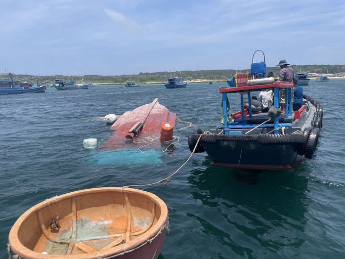 Chìm tàu cá ở Phú Quý, 6 ngư dân rơi xuống biển- Ảnh 1. Chìm tàu cá ở Phú Quý, 6 ngư dân rơi xuống biển- Ảnh 1.