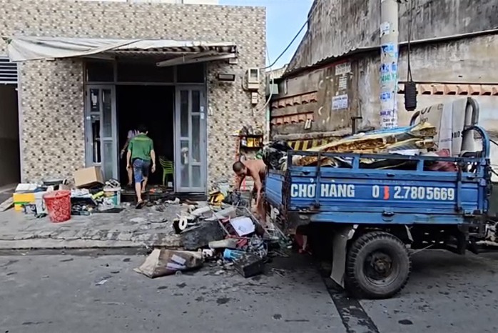 TP HCM: Cháy khu trọ 5 tầng, người dân leo thang sắt thoát ra ngoài- Ảnh 1. TP HCM: Cháy khu trọ 5 tầng, người dân leo thang sắt thoát ra ngoài- Ảnh 1.