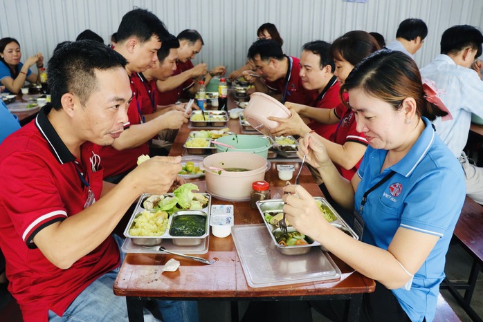 "Bữa ăn đặc biệt" của hơn 1.700 công nhân Công ty TNHH Sambu Vina Sports- Ảnh 4. "Bữa ăn đặc biệt" của hơn 1.700 công nhân Công ty TNHH Sambu Vina Sports- Ảnh 4.