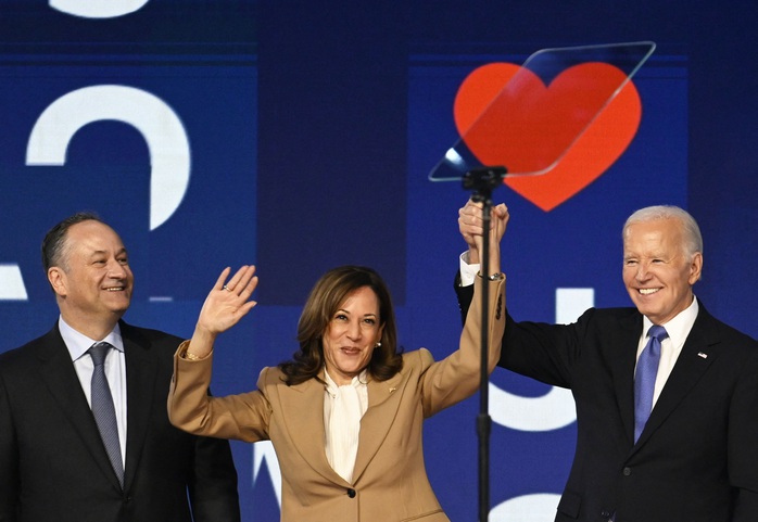 Tổng thống Joe Biden (bìa phải) và Phó Tổng thống Kamala Harris cùng ông Doug Emhoff, phu quân của bà Harris, trên sân khấu của Đại hội toàn quốc Đảng Dân chủ đêm 19-8 Ảnh: REUTERS