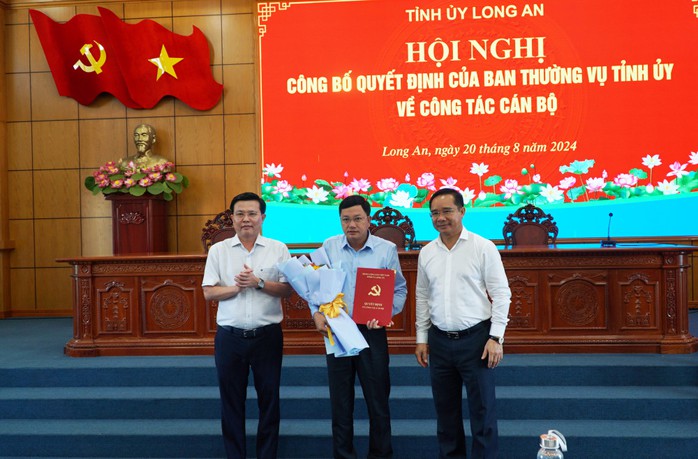 Long An chỉ định, bổ nhiệm, điều động nhiều cán bộ chủ chốt- Ảnh 2. Long An chỉ định, bổ nhiệm, điều động nhiều cán bộ chủ chốt- Ảnh 2.