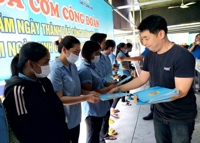 "Bữa ăn đặc biệt" của hơn 1.700 công nhân Công ty TNHH Sambu Vina Sports- Ảnh 2. "Bữa ăn đặc biệt" của hơn 1.700 công nhân Công ty TNHH Sambu Vina Sports- Ảnh 2.