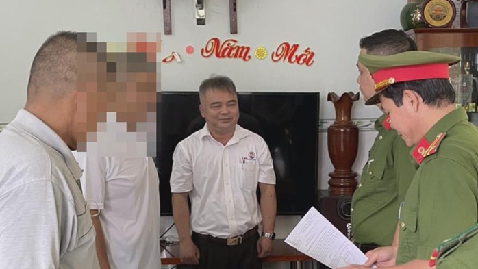 Đồng Nai: Nguyên Chủ tịch phường Trảng Dài bị cấm đi khỏi nơi cư trú
- Ảnh 1. Đồng Nai: Nguyên Chủ tịch phường Trảng Dài bị cấm đi khỏi nơi cư trú
- Ảnh 1.