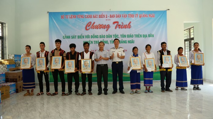 Vùng Cảnh sát biển 2 tặng 50 suất quà cho đồng bào dân tộc Quảng Ngãi- Ảnh 2. Vùng Cảnh sát biển 2 tặng 50 suất quà cho đồng bào dân tộc Quảng Ngãi- Ảnh 2.