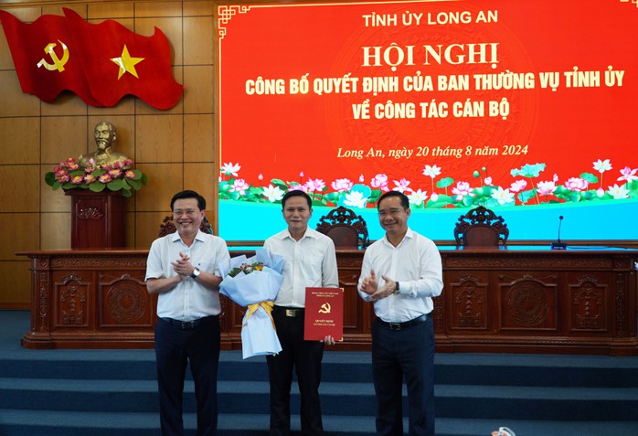 Long An chỉ định, bổ nhiệm, điều động nhiều cán bộ chủ chốt- Ảnh 4. Long An chỉ định, bổ nhiệm, điều động nhiều cán bộ chủ chốt- Ảnh 4.