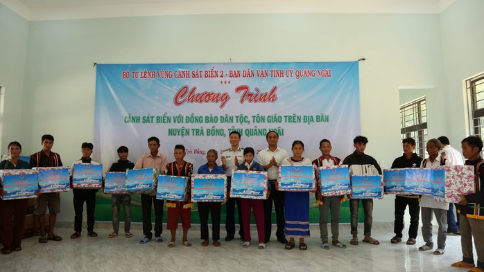 Vùng Cảnh sát biển 2 tặng 50 suất quà cho đồng bào dân tộc Quảng Ngãi- Ảnh 3. Vùng Cảnh sát biển 2 tặng 50 suất quà cho đồng bào dân tộc Quảng Ngãi- Ảnh 3.