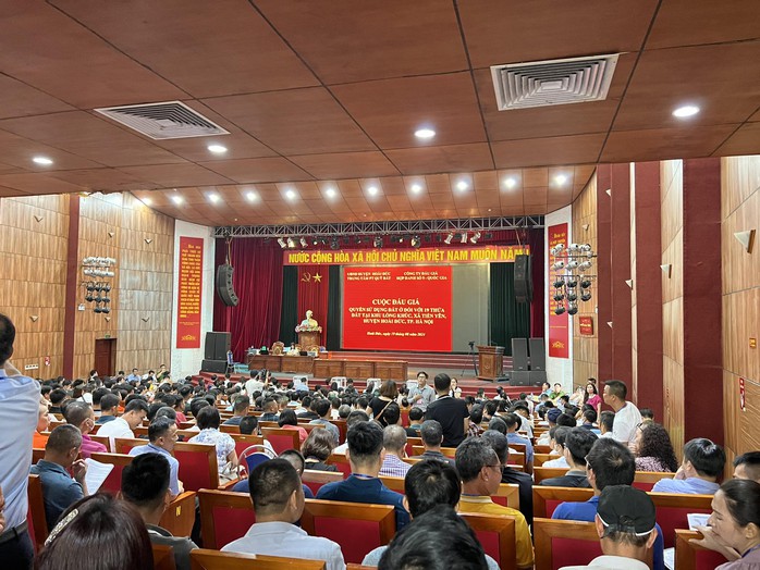 Xuyên đêm đấu giá đất ngoại thành, giá cao ngất ngưởng 133,3 triệu đồng/m2- Ảnh 1. Xuyên đêm đấu giá đất ngoại thành, giá cao ngất ngưởng 133,3 triệu đồng/m2- Ảnh 1.