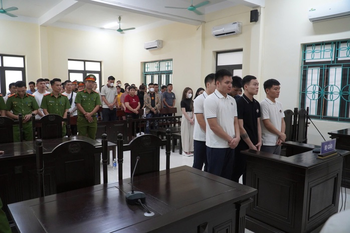 Hoãn phiên xét xử 5 cựu cầu thủ của CLB bóng đá Hồng Lĩnh Hà Tĩnh về tội sử dụng ma tuý- Ảnh 1. Hoãn phiên xét xử 5 cựu cầu thủ của CLB bóng đá Hồng Lĩnh Hà Tĩnh về tội sử dụng ma tuý- Ảnh 1.