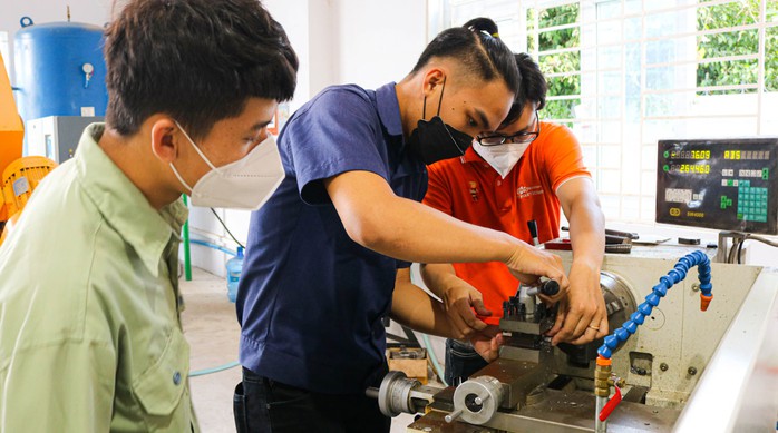 Sinh viên Trường Cao đẳng FPT Polytechnic thực hành nghề nghiệp tại doanh nghiệp Sinh viên Trường Cao đẳng FPT Polytechnic thực hành nghề nghiệp tại doanh nghiệp