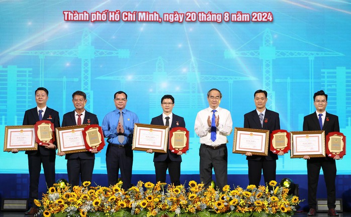 Ông Nguyễn Đình Khang - Ủy viên Trung ương Đảng, Chủ tịch Tổng LĐLĐ Việt Nam (thứ ba từ trái qua) và ông Nguyễn Thiện Nhân - nguyên Ủy viên Bộ Chính trị, nguyên Bí thư Thành ủy TP HCM - trao Giải thưởng Tôn Đức Thắng cho các kỹ sư tiêu biểu. Ảnh: HOÀNG TRIỀU Ông Nguyễn Đình Khang - Ủy viên Trung ương Đảng, Chủ tịch Tổng LĐLĐ Việt Nam (thứ ba từ trái qua) và ông Nguyễn Thiện Nhân - nguyên Ủy viên Bộ Chính trị, nguyên Bí thư Thành ủy TP HCM - trao Giải thưởng Tôn Đức Thắng cho các kỹ sư tiêu biểu. Ảnh: HOÀNG TRIỀU