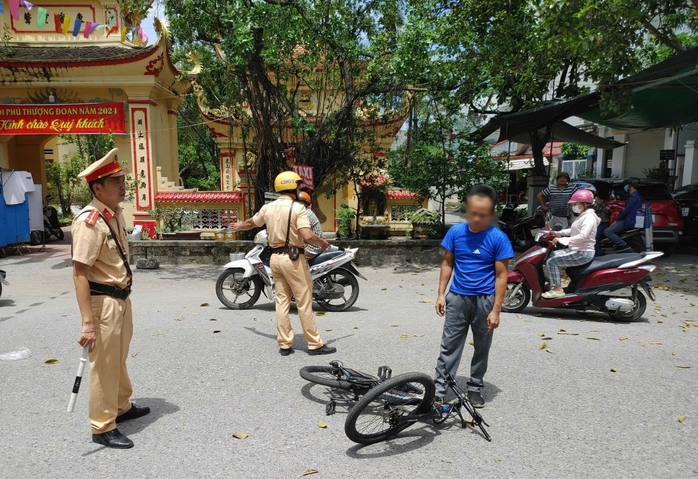 Người đàn ông đi xe đạp không chấp hành kiểm tra nồng độ cồn bị khởi tố- Ảnh 1. Người đàn ông đi xe đạp không chấp hành kiểm tra nồng độ cồn bị khởi tố- Ảnh 1.