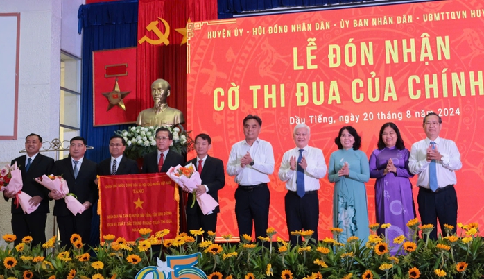 Bình Dương: 2 địa phương đón nhận danh hiệu cao quý của Nhà nước và Chính phủ- Ảnh 1. Bình Dương: 2 địa phương đón nhận danh hiệu cao quý của Nhà nước và Chính phủ- Ảnh 1.