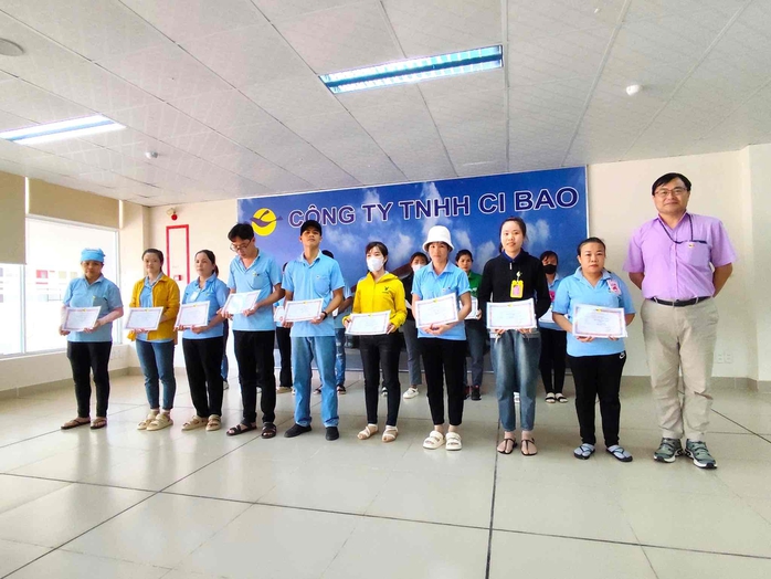 Một công ty ở Đồng Nai tặng cho mỗi công nhân 1 chỉ vàng 9999- Ảnh 2. Một công ty ở Đồng Nai tặng cho mỗi công nhân 1 chỉ vàng 9999- Ảnh 2.