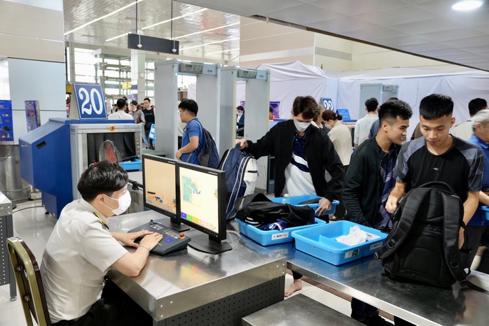 Công tác soi chiếu an ninh được thắt chặt hơn theo mức độ kiểm soát an ninh cấp độ 1.. Công tác soi chiếu an ninh được thắt chặt hơn theo mức độ kiểm soát an ninh cấp độ 1..