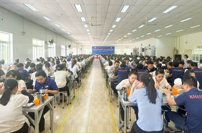 "Bữa cơm Công đoàn" ấm tình người lao động ở Xí nghiệp May Khatoco- Ảnh 1. "Bữa cơm Công đoàn" ấm tình người lao động ở Xí nghiệp May Khatoco- Ảnh 1.