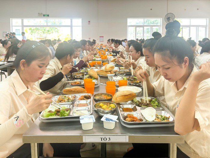 "Bữa cơm Công đoàn" ấm tình người lao động ở Xí nghiệp May Khatoco- Ảnh 2. "Bữa cơm Công đoàn" ấm tình người lao động ở Xí nghiệp May Khatoco- Ảnh 2.