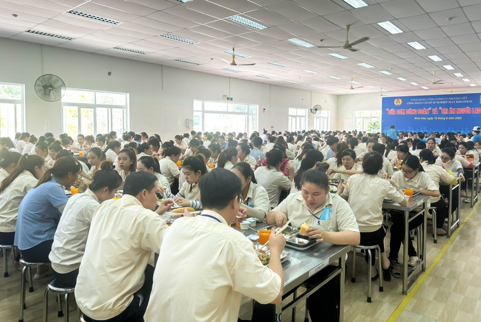 "Bữa cơm Công đoàn" ấm tình người lao động ở Xí nghiệp May Khatoco- Ảnh 3. "Bữa cơm Công đoàn" ấm tình người lao động ở Xí nghiệp May Khatoco- Ảnh 3.