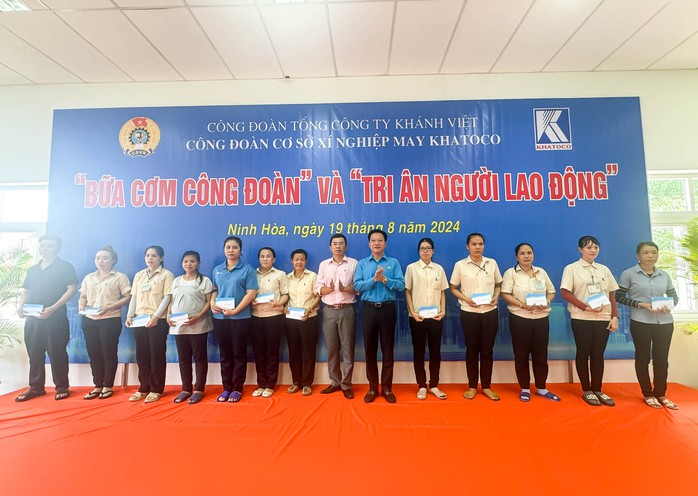 "Bữa cơm Công đoàn" ấm tình người lao động ở Xí nghiệp May Khatoco- Ảnh 5. "Bữa cơm Công đoàn" ấm tình người lao động ở Xí nghiệp May Khatoco- Ảnh 5.