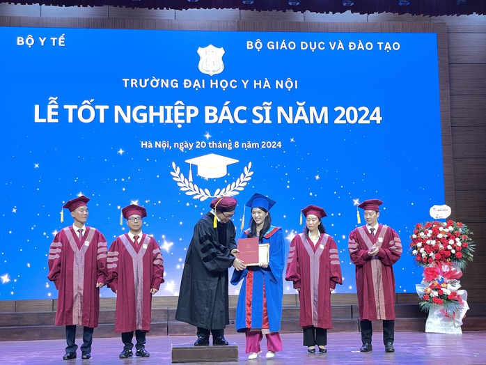 Gần 800 bác sĩ đào tạo xuyên dịch COVID-19 nhận bằng tốt nghiệp- Ảnh 2. Gần 800 bác sĩ đào tạo xuyên dịch COVID-19 nhận bằng tốt nghiệp- Ảnh 2.
