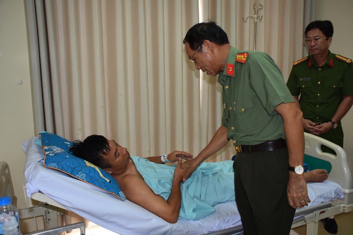 Thiếu tá công an bị chém trọng thương trong đêm- Ảnh 3. Thiếu tá công an bị chém trọng thương trong đêm- Ảnh 3.