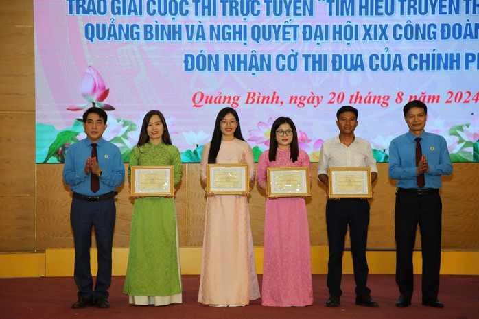 LĐLĐ tỉnh Quảng Bình vinh dự đón nhận Cờ thi đua Chính phủ- Ảnh 2. LĐLĐ tỉnh Quảng Bình vinh dự đón nhận Cờ thi đua Chính phủ- Ảnh 2.