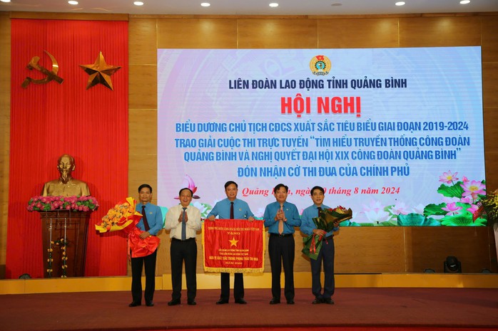 LĐLĐ tỉnh Quảng Bình vinh dự đón nhận Cờ thi đua Chính phủ- Ảnh 1. LĐLĐ tỉnh Quảng Bình vinh dự đón nhận Cờ thi đua Chính phủ- Ảnh 1.