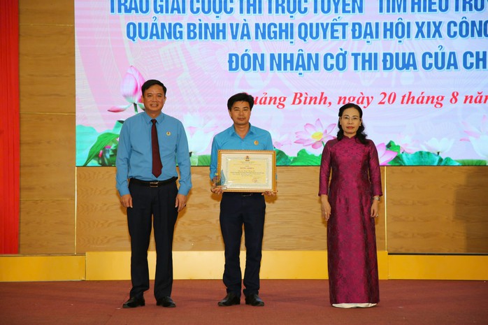 LĐLĐ tỉnh Quảng Bình vinh dự đón nhận Cờ thi đua Chính phủ- Ảnh 6. LĐLĐ tỉnh Quảng Bình vinh dự đón nhận Cờ thi đua Chính phủ- Ảnh 6.