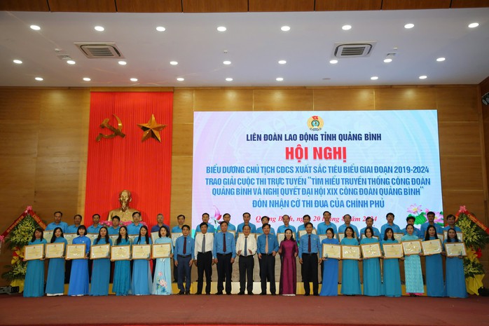 LĐLĐ tỉnh Quảng Bình vinh dự đón nhận Cờ thi đua Chính phủ- Ảnh 3. LĐLĐ tỉnh Quảng Bình vinh dự đón nhận Cờ thi đua Chính phủ- Ảnh 3.