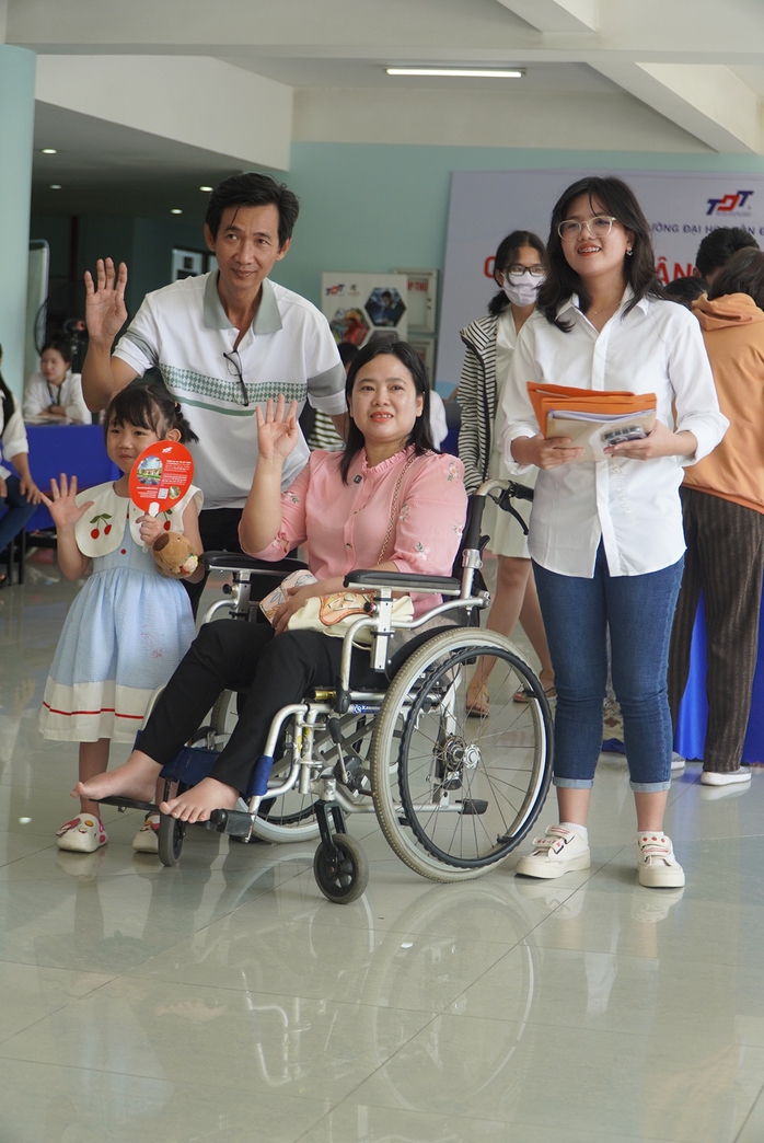 Cả gia đình 10 người đi làm thủ tục nhập học cùng con- Ảnh 3. Cả gia đình 10 người đi làm thủ tục nhập học cùng con- Ảnh 3.