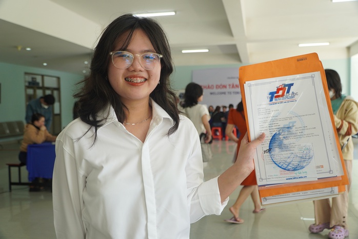 Cả gia đình 10 người đi làm thủ tục nhập học cùng con- Ảnh 4. Cả gia đình 10 người đi làm thủ tục nhập học cùng con- Ảnh 4.