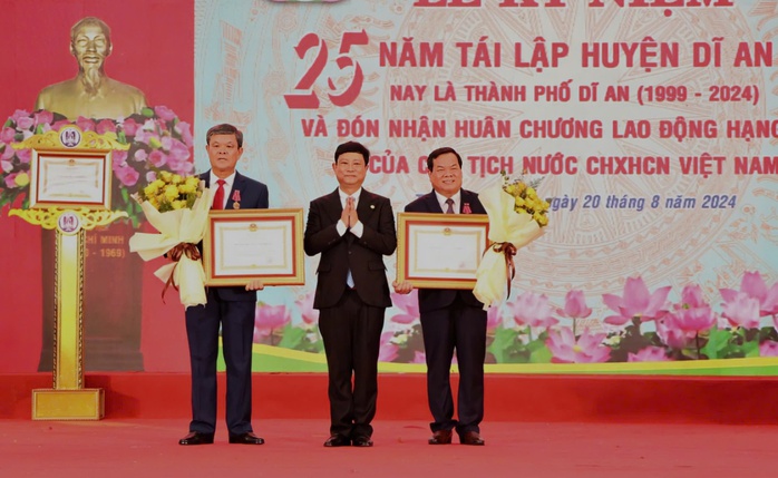 Bình Dương: 2 địa phương đón nhận danh hiệu cao quý của Nhà nước và Chính phủ- Ảnh 2. Bình Dương: 2 địa phương đón nhận danh hiệu cao quý của Nhà nước và Chính phủ- Ảnh 2.