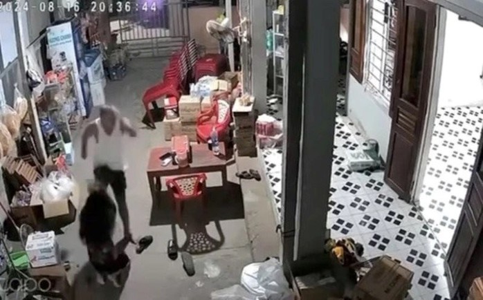 Công an xác minh clip người chồng đánh vợ dã man- Ảnh 1. Công an xác minh clip người chồng đánh vợ dã man- Ảnh 1.