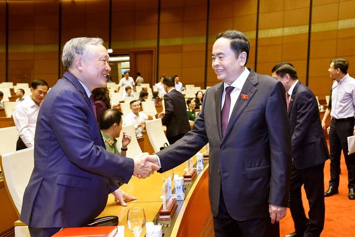 Chủ tịch Quốc hội Trần Thanh Mẫn và các đại biểu Quốc hội trước phiên chất vấn và trả lời chất vấn việc thực hiện các nghị quyết của Ủy ban Thường vụ Quốc hội ngày 21-8. Ảnh: TTXVN Chủ tịch Quốc hội Trần Thanh Mẫn và các đại biểu Quốc hội trước phiên chất vấn và trả lời chất vấn việc thực hiện các nghị quyết của Ủy ban Thường vụ Quốc hội ngày 21-8. Ảnh: TTXVN