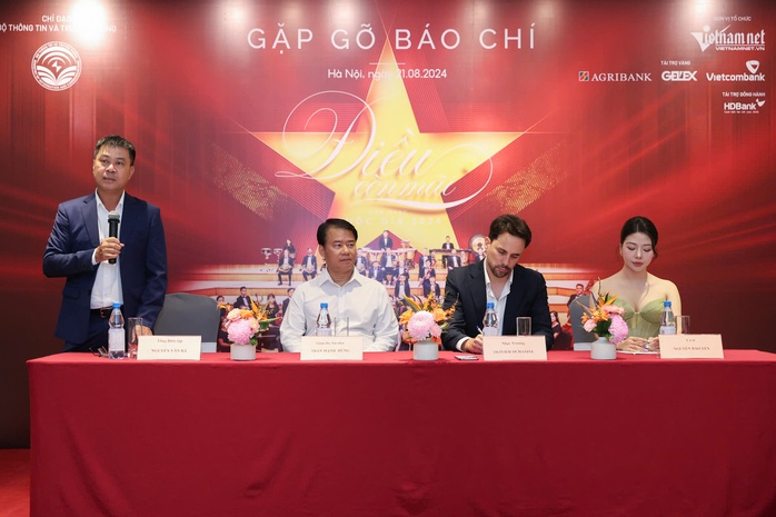Hòa nhạc sống lại những năm tháng hào hùng- Ảnh 1. Hòa nhạc sống lại những năm tháng hào hùng- Ảnh 1.