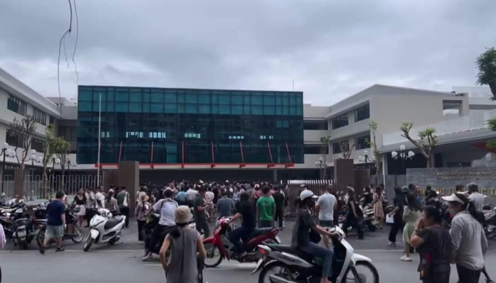 Nhà sát trường vẫn không được vào học, hàng trăm phụ huynh kéo tới chất vấn- Ảnh 1. Nhà sát trường vẫn không được vào học, hàng trăm phụ huynh kéo tới chất vấn- Ảnh 1.