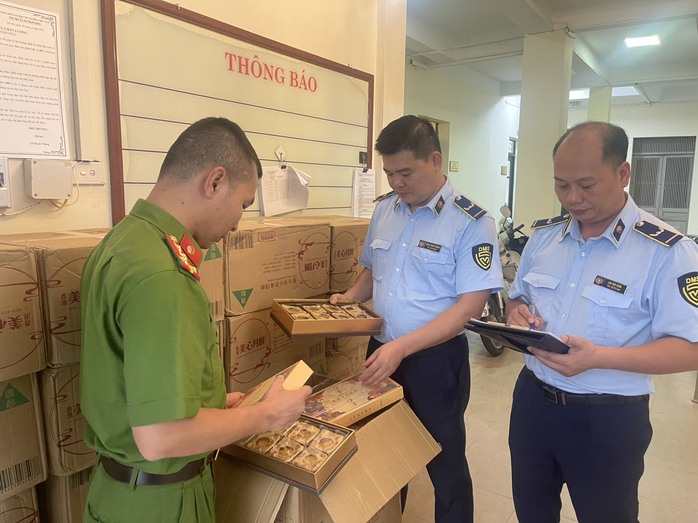 Bắt nhiều vụ, tiêu hủy 5.000 chiếc bánh trung thu nhập lậu chỉ trong vài ngày- Ảnh 1. Bắt nhiều vụ, tiêu hủy 5.000 chiếc bánh trung thu nhập lậu chỉ trong vài ngày- Ảnh 1.