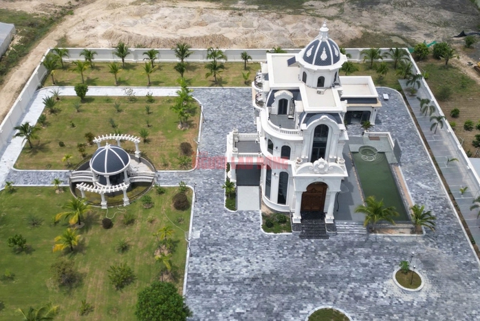 Buộc tháo dỡ căn biệt phủ trái phép của đại gia phố núi - Ảnh 1. Buộc tháo dỡ căn biệt phủ trái phép của đại gia phố núi - Ảnh 1.