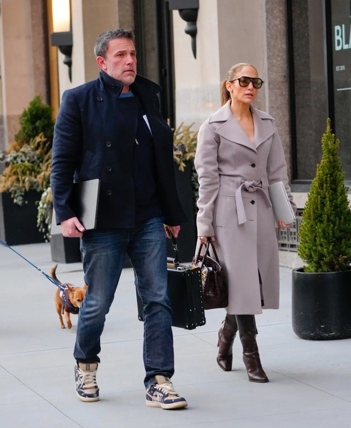 Jennifer Lopez cô đơn trên phố ngày chia tay Ben Affleck- Ảnh 9. Jennifer Lopez cô đơn trên phố ngày chia tay Ben Affleck- Ảnh 9.