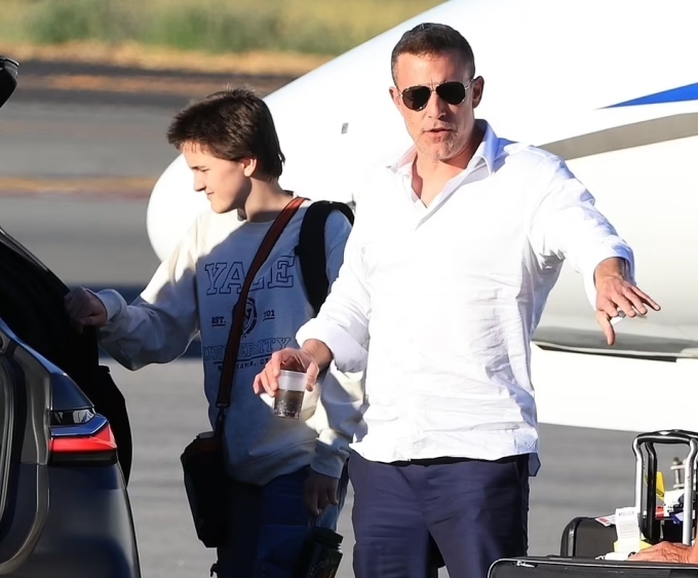 Jennifer Lopez cô đơn trên phố ngày chia tay Ben Affleck- Ảnh 5. Jennifer Lopez cô đơn trên phố ngày chia tay Ben Affleck- Ảnh 5.