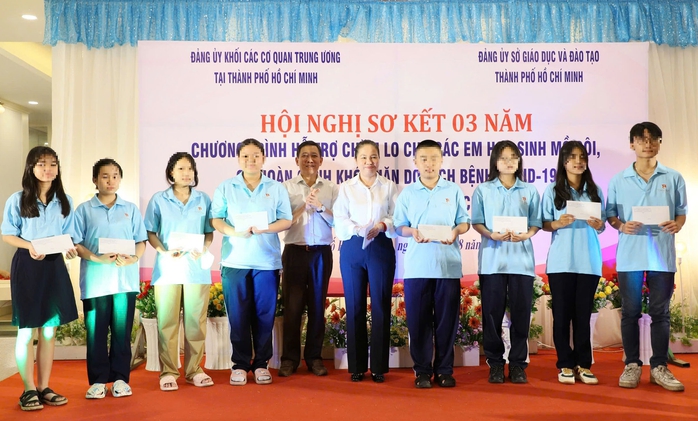TP HCM: Hỗ trợ hơn 7 tỉ đồng cho học sinh khó khăn do dịch COVID-19- Ảnh 1. TP HCM: Hỗ trợ hơn 7 tỉ đồng cho học sinh khó khăn do dịch COVID-19- Ảnh 1.