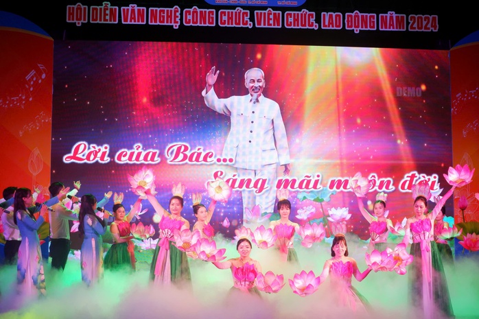 2.600 CNVC-LĐ tham gia Hội diễn văn nghệ “Giai điệu tự hào”- Ảnh 5. 2.600 CNVC-LĐ tham gia Hội diễn văn nghệ “Giai điệu tự hào”- Ảnh 5.